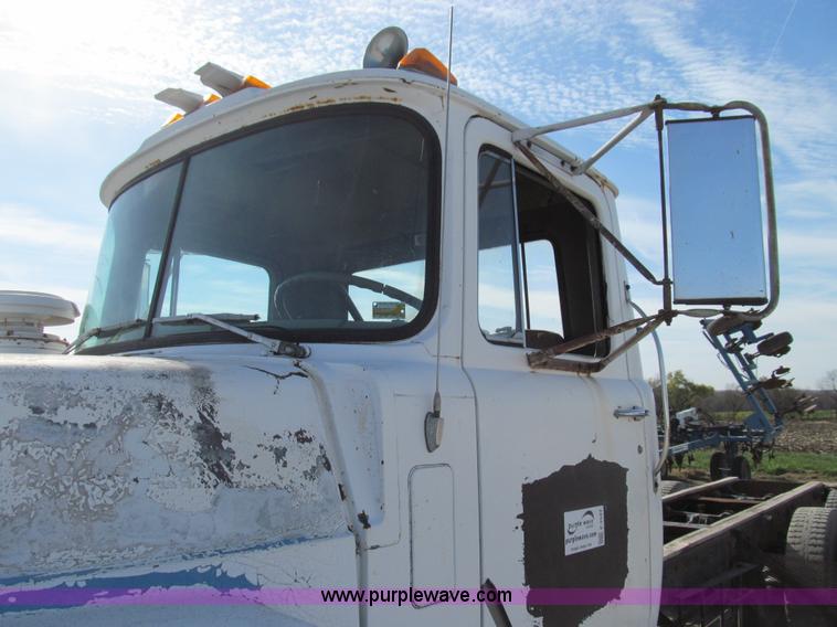 image for item E3547 1983 Mack R686ST semi truck