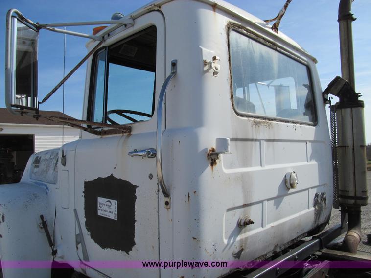 image for item E3547 1983 Mack R686ST semi truck