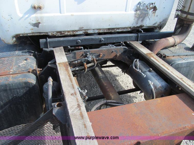 image for item E3547 1983 Mack R686ST semi truck