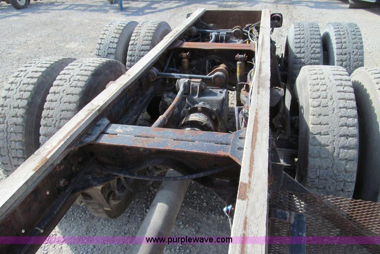 image for item E3547 1983 Mack R686ST semi truck