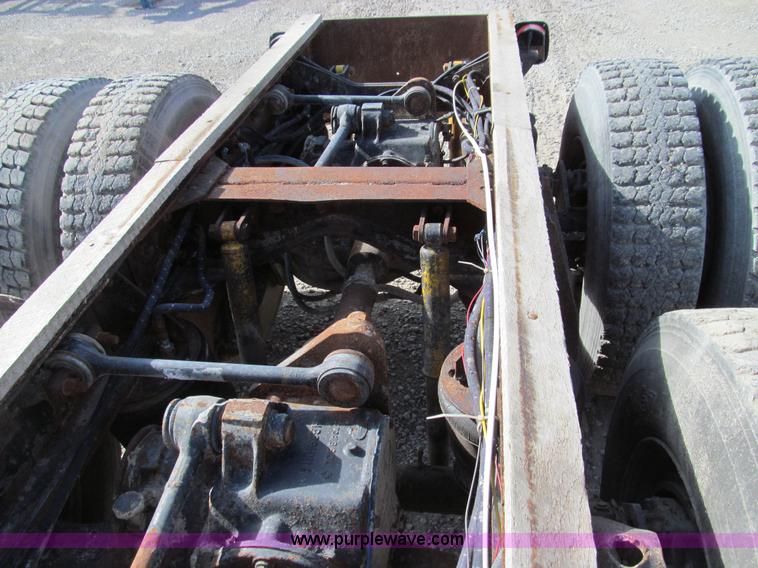 image for item E3547 1983 Mack R686ST semi truck