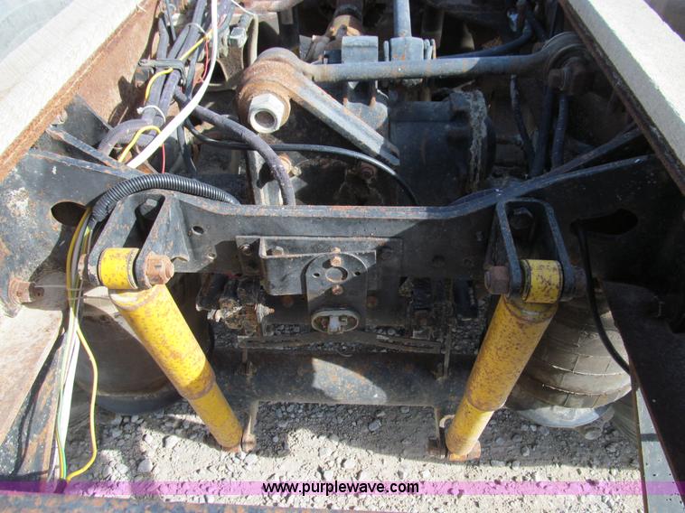 image for item E3547 1983 Mack R686ST semi truck