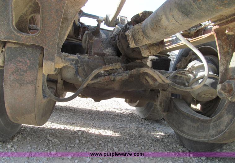 image for item E3547 1983 Mack R686ST semi truck