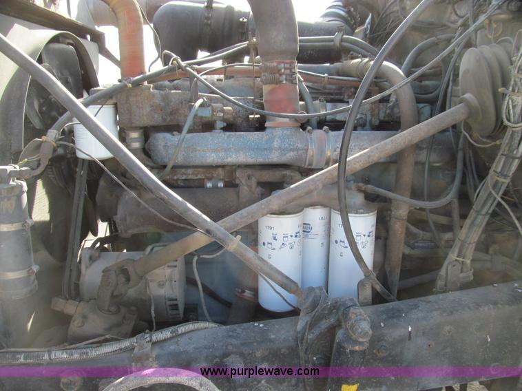 image for item E3547 1983 Mack R686ST semi truck