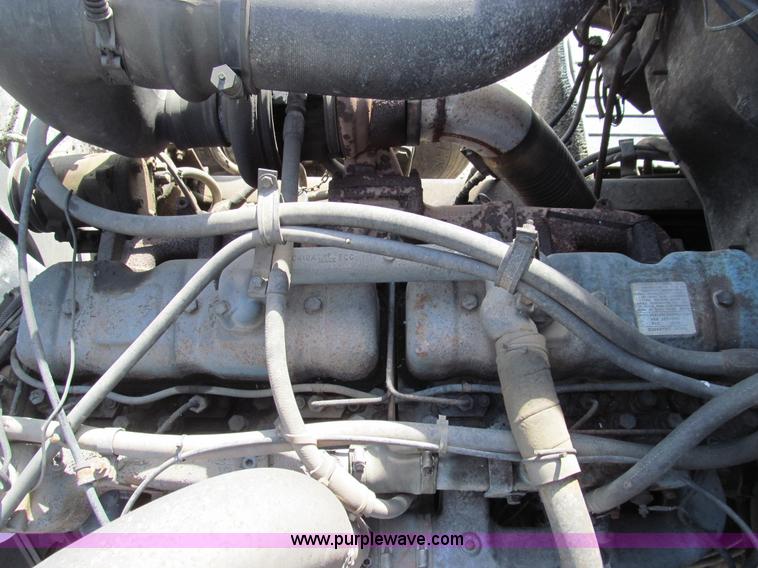 image for item E3547 1983 Mack R686ST semi truck