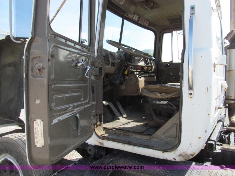 image for item E3547 1983 Mack R686ST semi truck