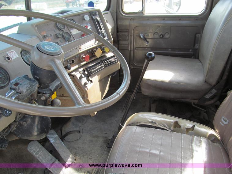 image for item E3547 1983 Mack R686ST semi truck