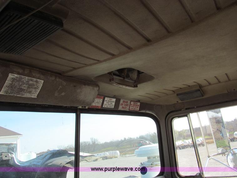 image for item E3547 1983 Mack R686ST semi truck