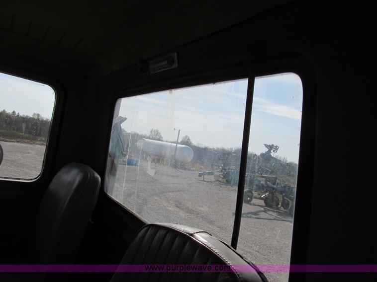 image for item E3547 1983 Mack R686ST semi truck