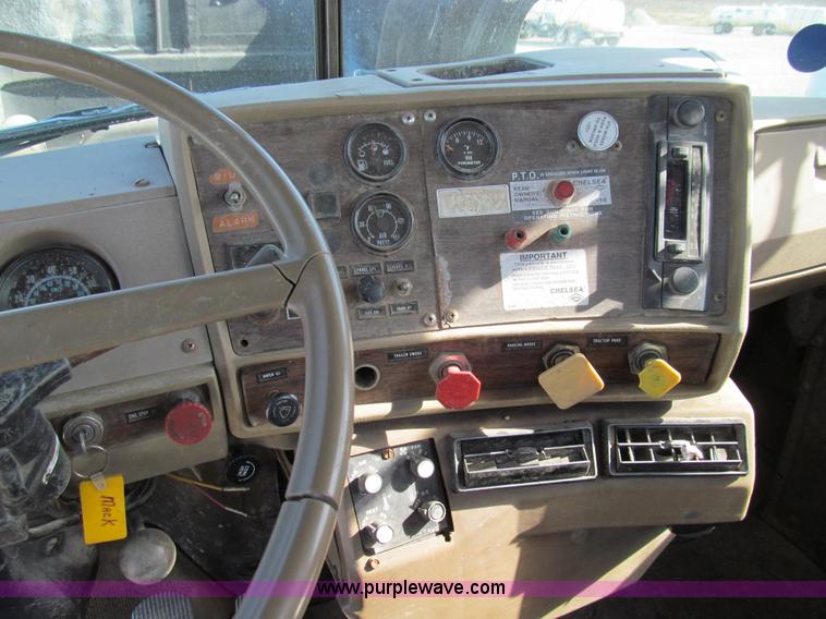 image for item E3547 1983 Mack R686ST semi truck