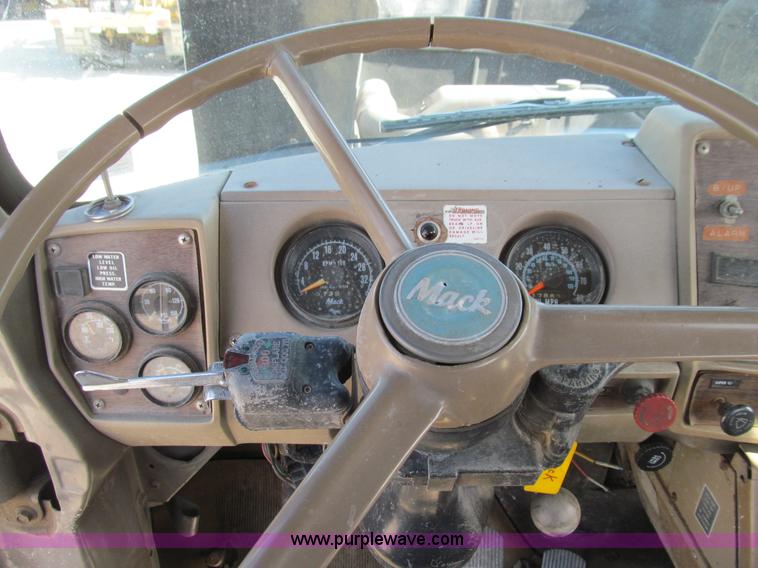 image for item E3547 1983 Mack R686ST semi truck