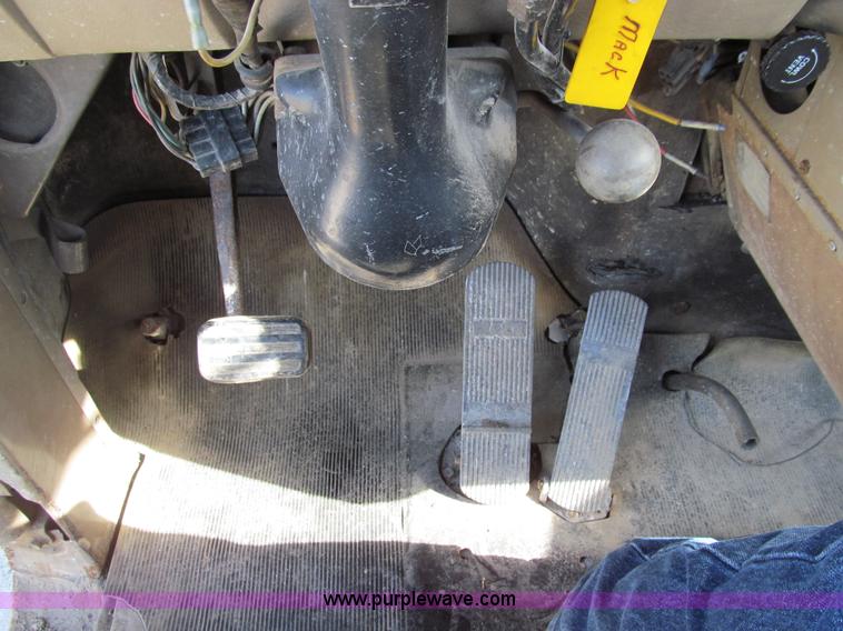 image for item E3547 1983 Mack R686ST semi truck