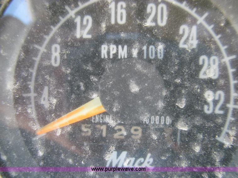 image for item E3547 1983 Mack R686ST semi truck