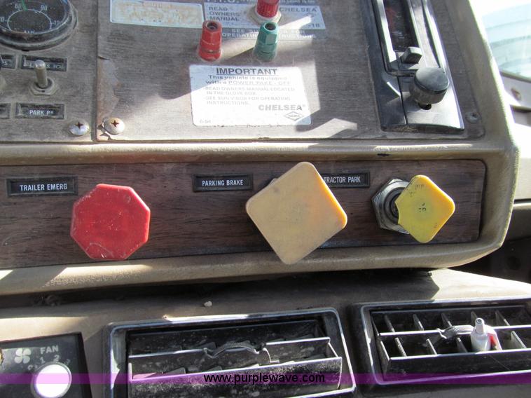 image for item E3547 1983 Mack R686ST semi truck