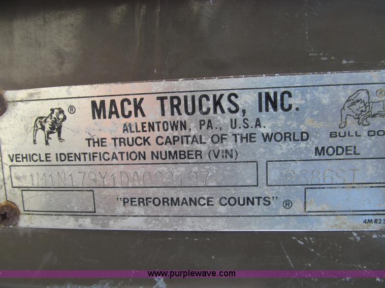 image for item E3547 1983 Mack R686ST semi truck