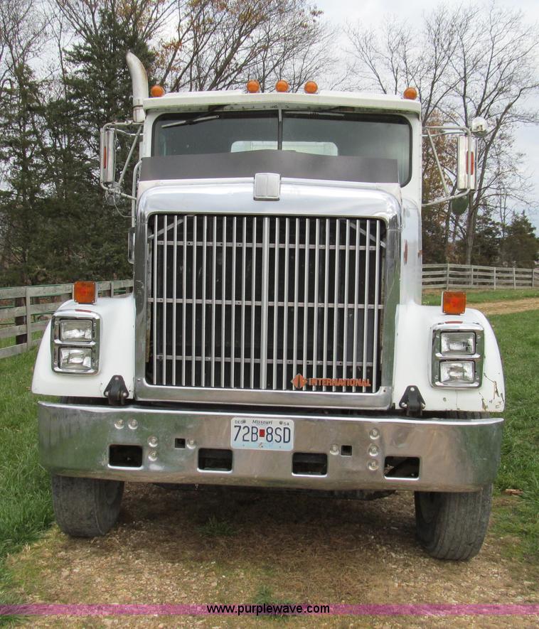 image for item E3548 1987 International Eagle F9730 semi truck