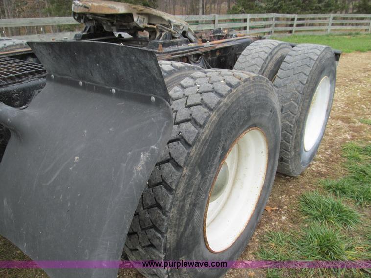 image for item E3548 1987 International Eagle F9730 semi truck