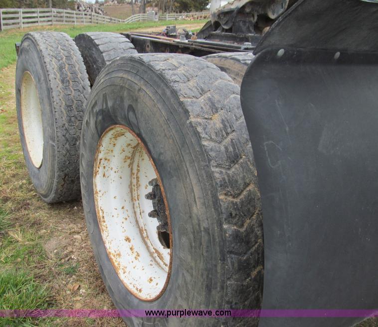 image for item E3548 1987 International Eagle F9730 semi truck