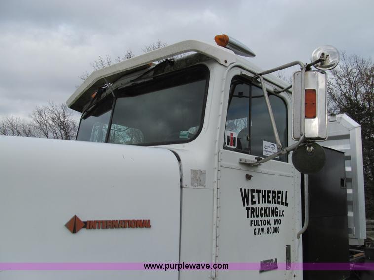 image for item E3548 1987 International Eagle F9730 semi truck