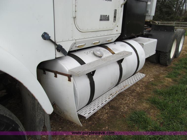 image for item E3548 1987 International Eagle F9730 semi truck