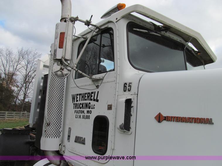 image for item E3548 1987 International Eagle F9730 semi truck