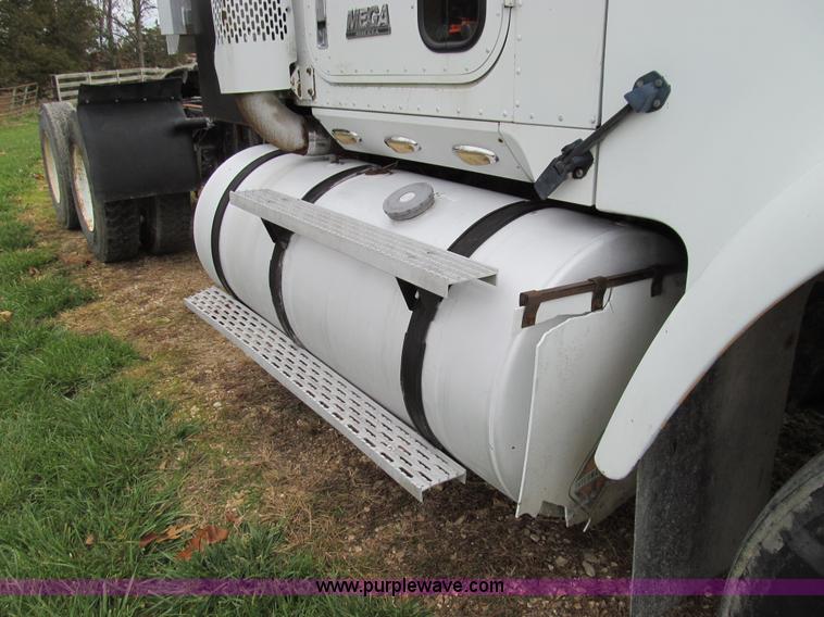 image for item E3548 1987 International Eagle F9730 semi truck