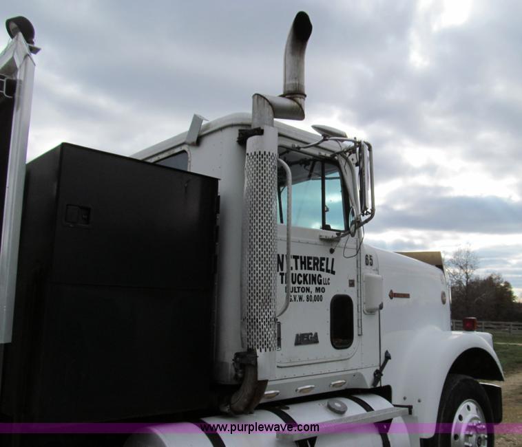image for item E3548 1987 International Eagle F9730 semi truck