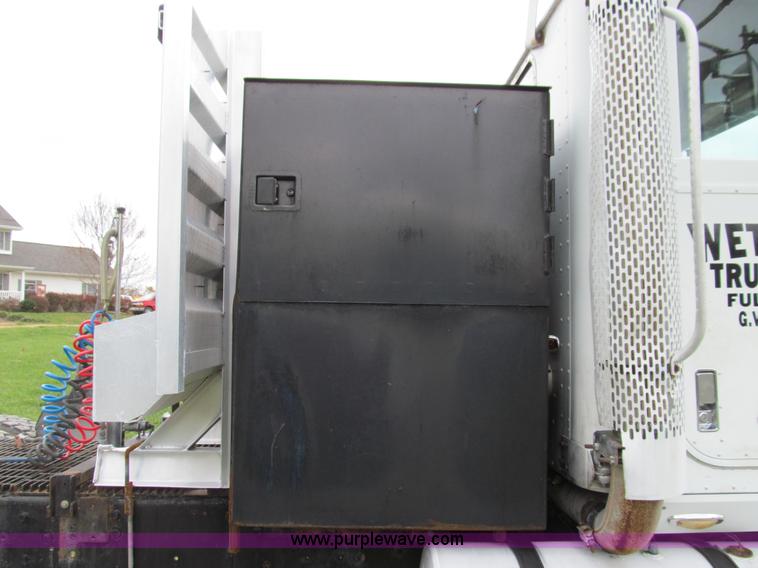 image for item E3548 1987 International Eagle F9730 semi truck