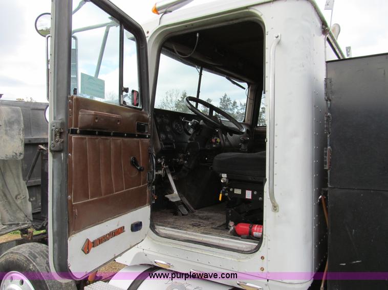 image for item E3548 1987 International Eagle F9730 semi truck