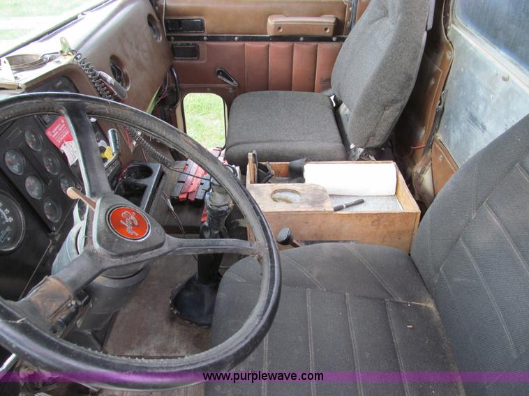 image for item E3548 1987 International Eagle F9730 semi truck