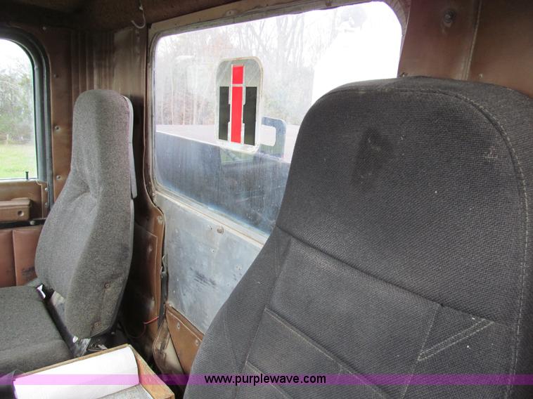 image for item E3548 1987 International Eagle F9730 semi truck