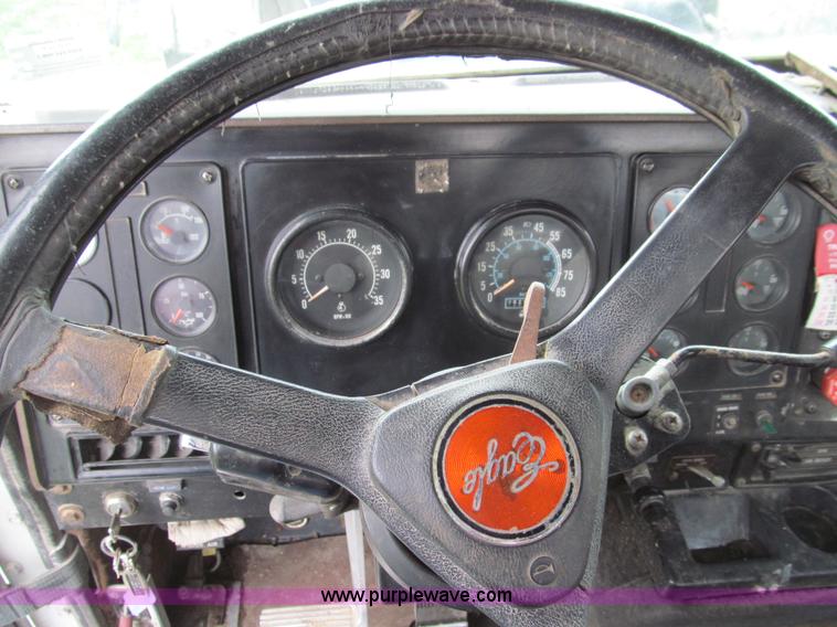 image for item E3548 1987 International Eagle F9730 semi truck