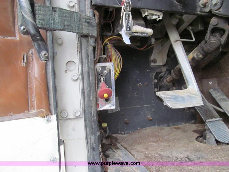 image for item E3548 1987 International Eagle F9730 semi truck