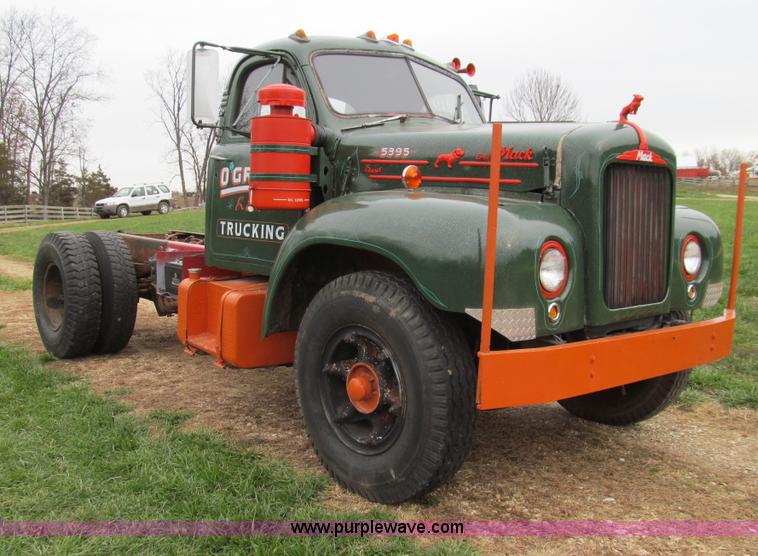 image for item E3571 1959 Mack B61 semi truck