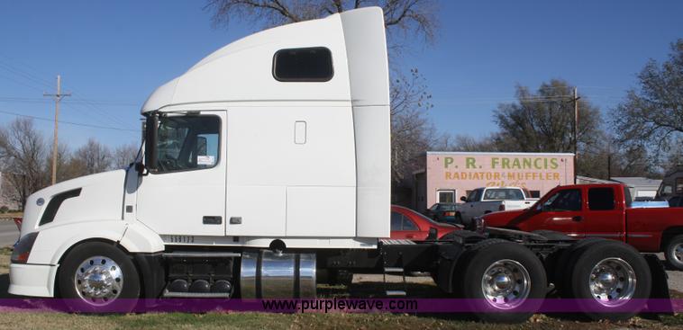 image for item F2721 2009 Volvo VNL64T 670 semi truck