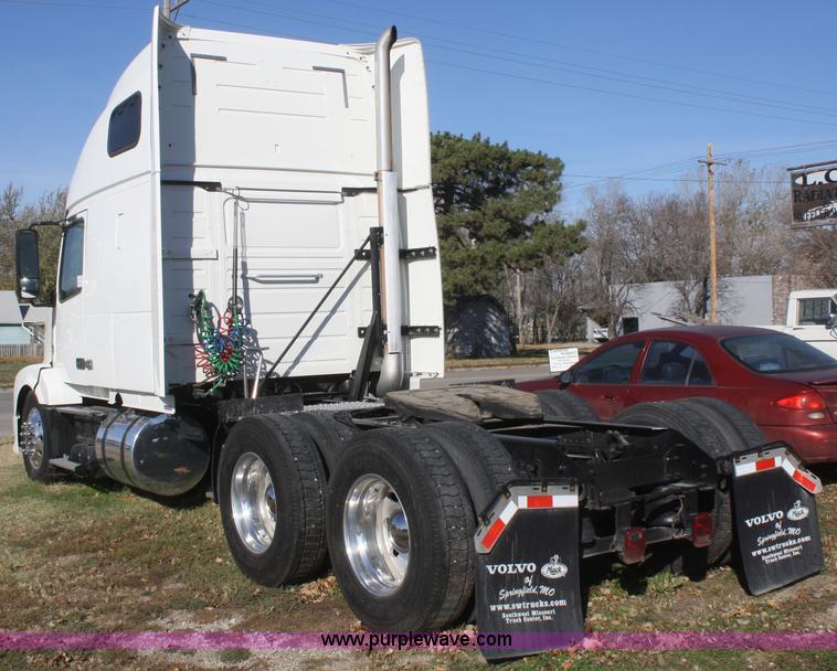 image for item F2721 2009 Volvo VNL64T 670 semi truck