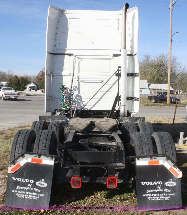 image for item F2721 2009 Volvo VNL64T 670 semi truck
