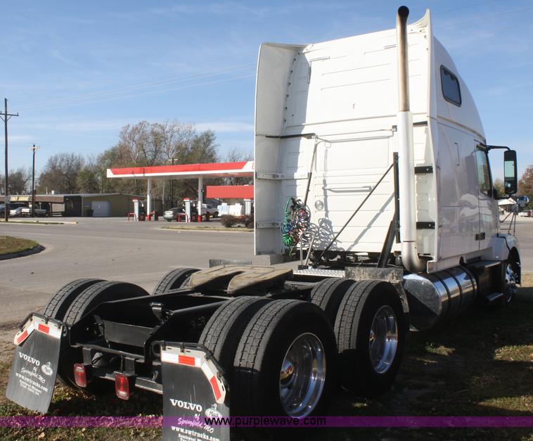 image for item F2721 2009 Volvo VNL64T 670 semi truck