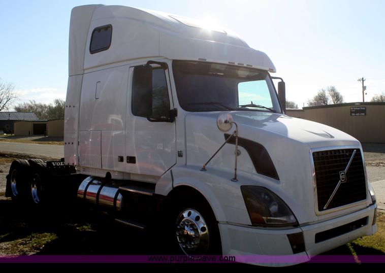 image for item F2721 2009 Volvo VNL64T 670 semi truck