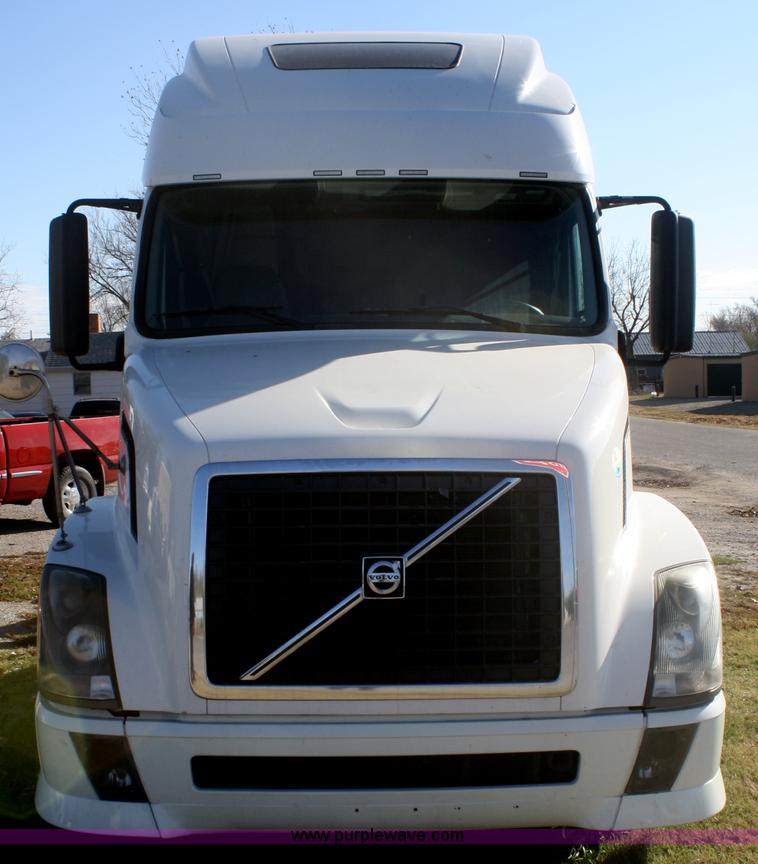 image for item F2721 2009 Volvo VNL64T 670 semi truck