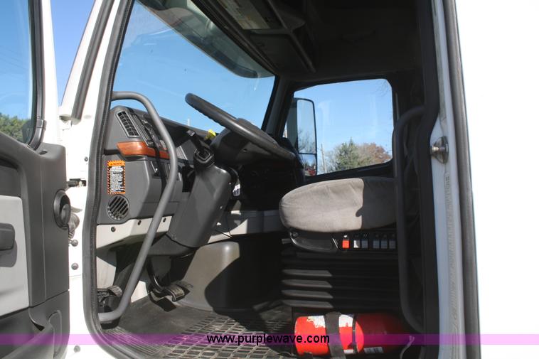 image for item F2721 2009 Volvo VNL64T 670 semi truck