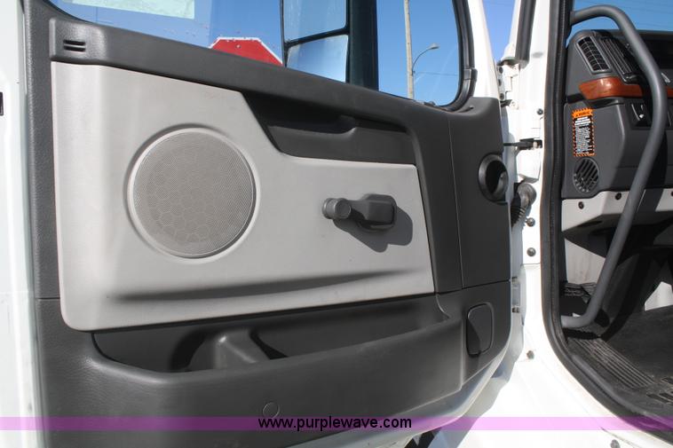 image for item F2721 2009 Volvo VNL64T 670 semi truck