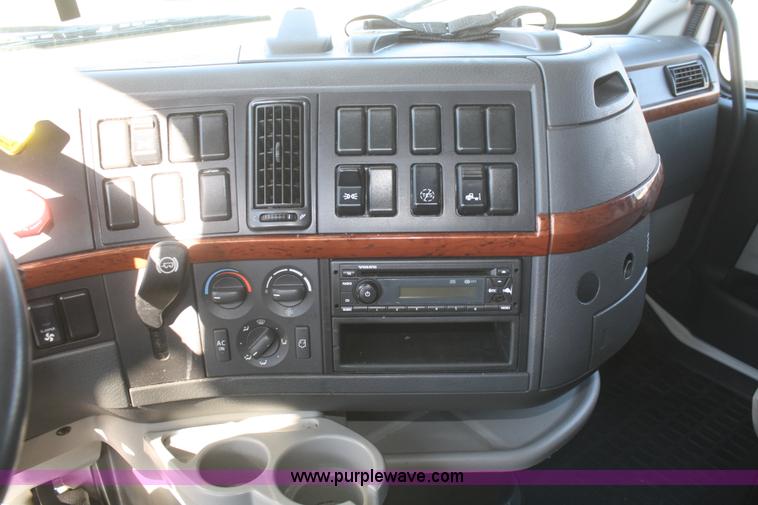 image for item F2721 2009 Volvo VNL64T 670 semi truck