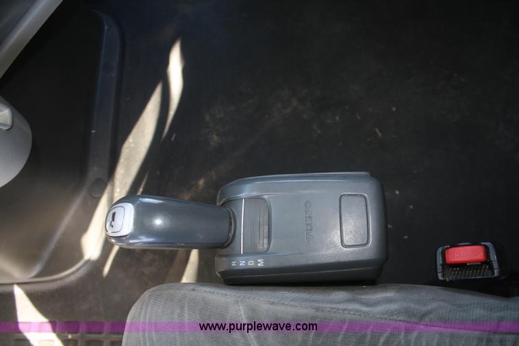 image for item F2721 2009 Volvo VNL64T 670 semi truck