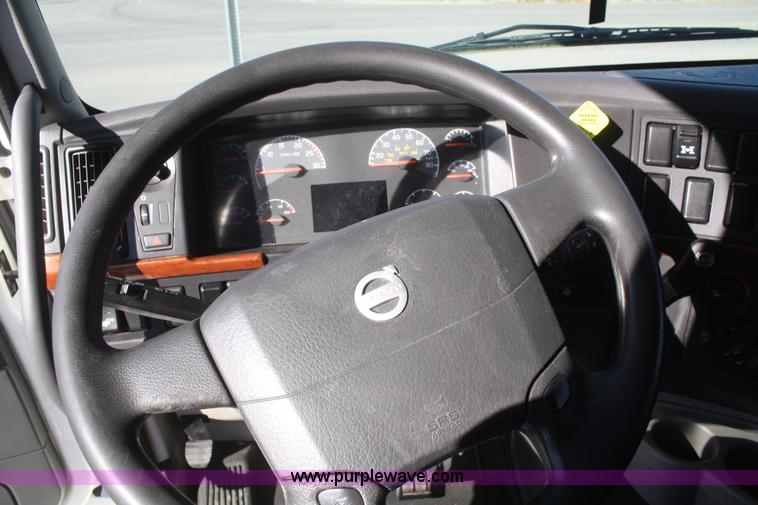 image for item F2721 2009 Volvo VNL64T 670 semi truck