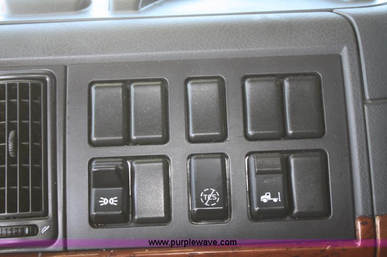 image for item F2721 2009 Volvo VNL64T 670 semi truck