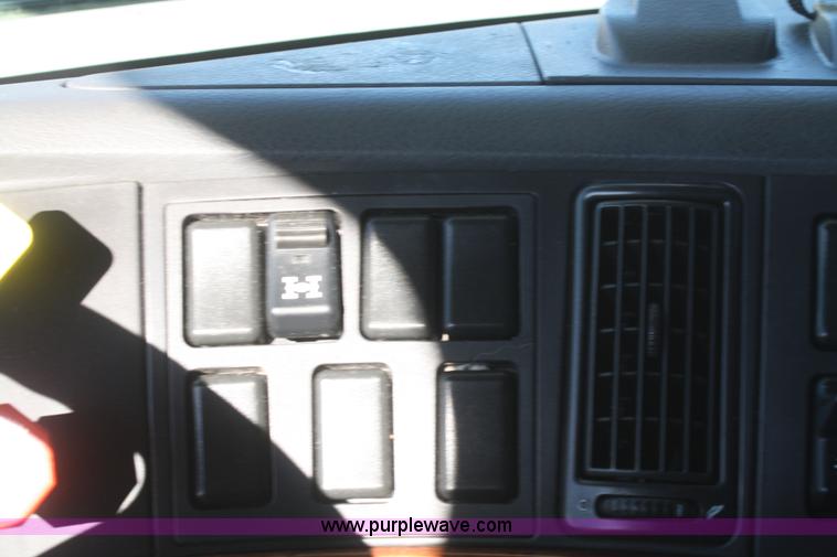 image for item F2721 2009 Volvo VNL64T 670 semi truck