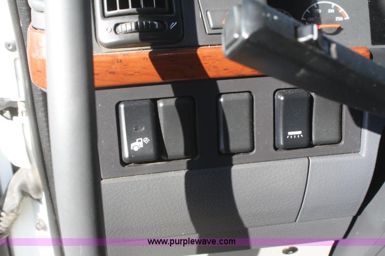 image for item F2721 2009 Volvo VNL64T 670 semi truck