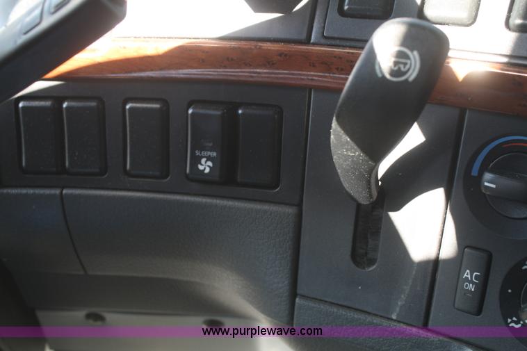 image for item F2721 2009 Volvo VNL64T 670 semi truck