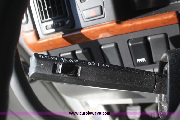 image for item F2721 2009 Volvo VNL64T 670 semi truck